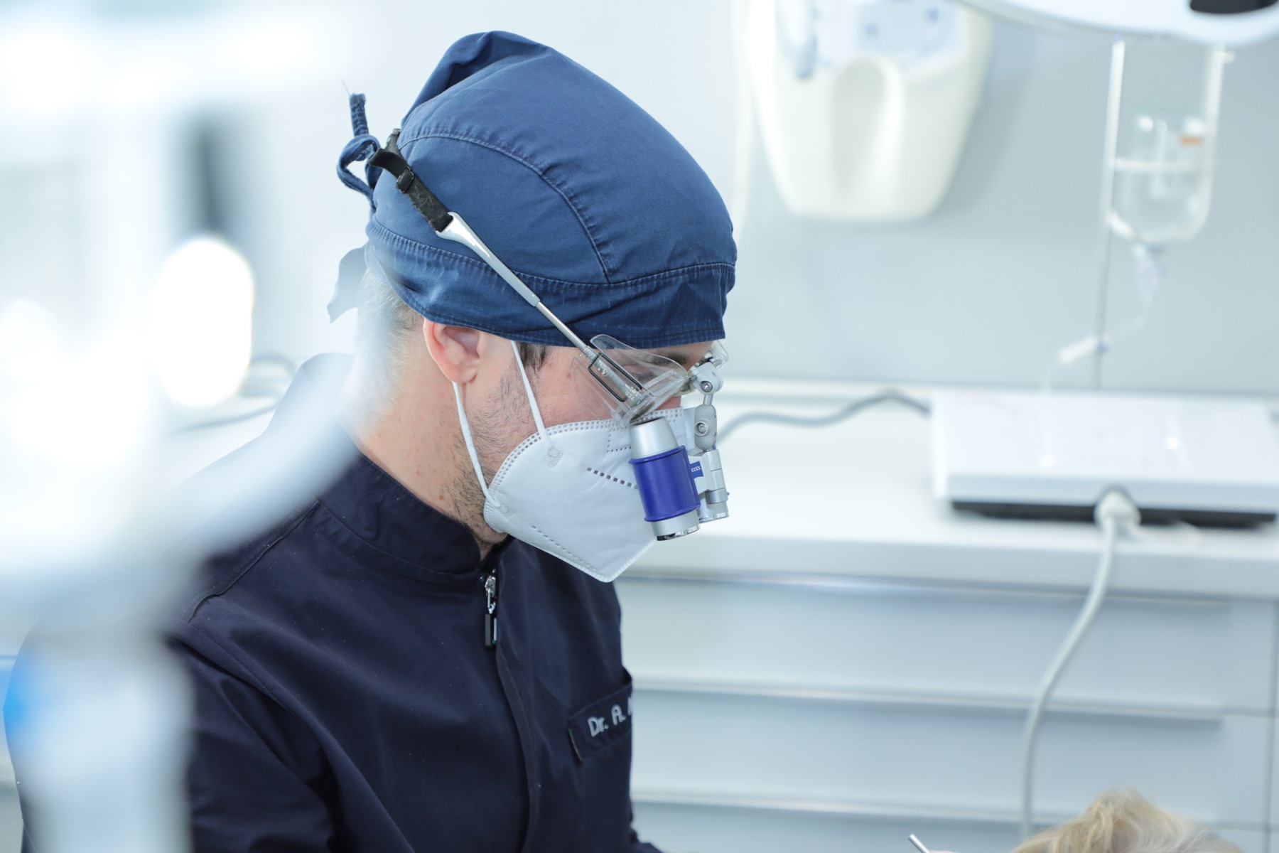 Il Dott. Alessandro Masci durante un'attività clinica